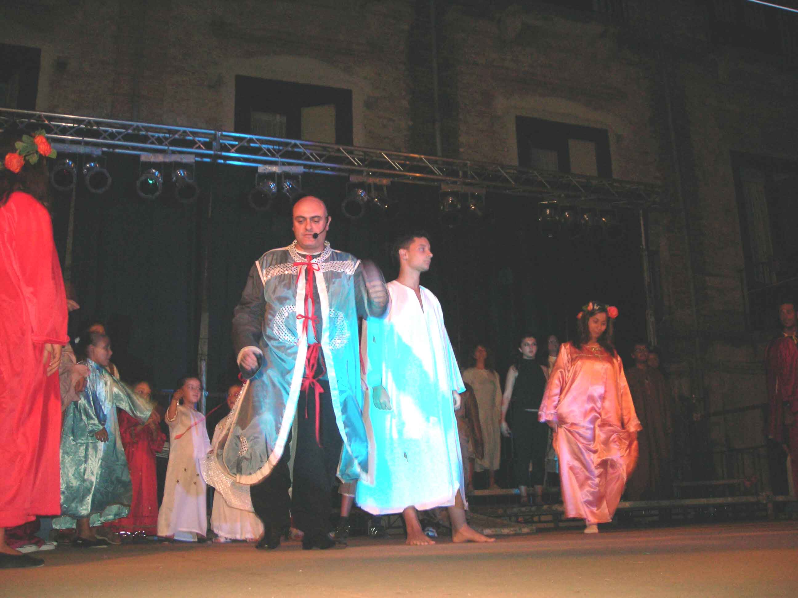 Visitatori alla mostra aiellese.